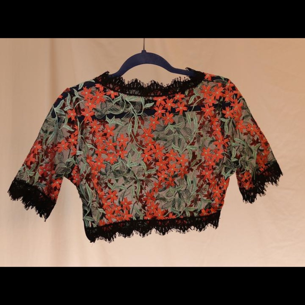 LUXXEL LACE CROP TOP
